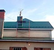 Монтаж металлочерепицы Металл Профиль Ламонтерра RAL6005 у дымохода