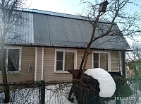 Старая крыша дома из профнастила перед заменой кровли