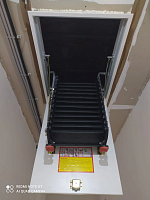 Металлическая чердачная лестница с белым люком, вид снизу