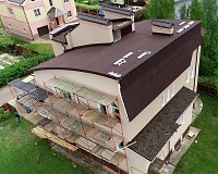 Монтаж гибкой черепицы на сложной кровле со строительными лесами