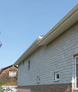 Установка металлического желоба водосточной системы