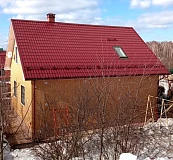 Завершённый монтаж окна в крышу из металлочерепицы