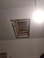 Установленное мансардное окно Fakro FTS-V U4 66x118 на мансарде