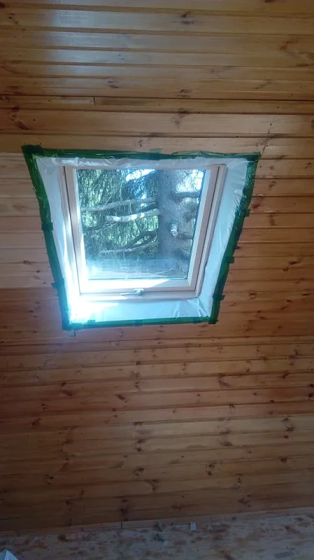 Вид установленного мансардного окна Fakro сверху