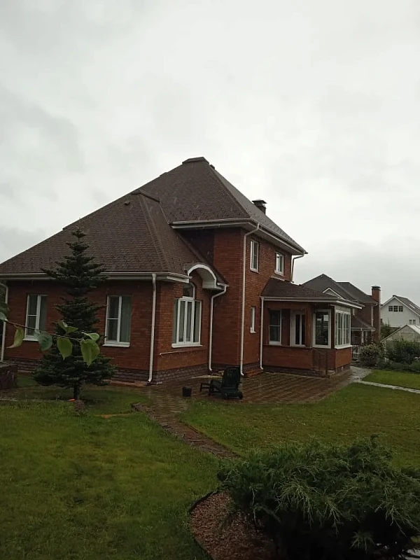 Дом с мягкой кровлей Shinglas Модерн, вид с газона