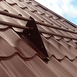 Монтаж снегозадержателей и элементов безопасности кровли фото