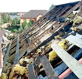 Демонтаж старой кровли: стропила и утеплитель перед монтажом Ламонтерры