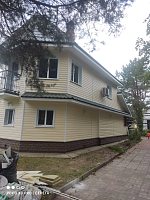 Монтаж фасада дома, вид сбоку в процессе работ