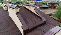 Мансардные окна и дымоходы на кровле из гибкой черепицы