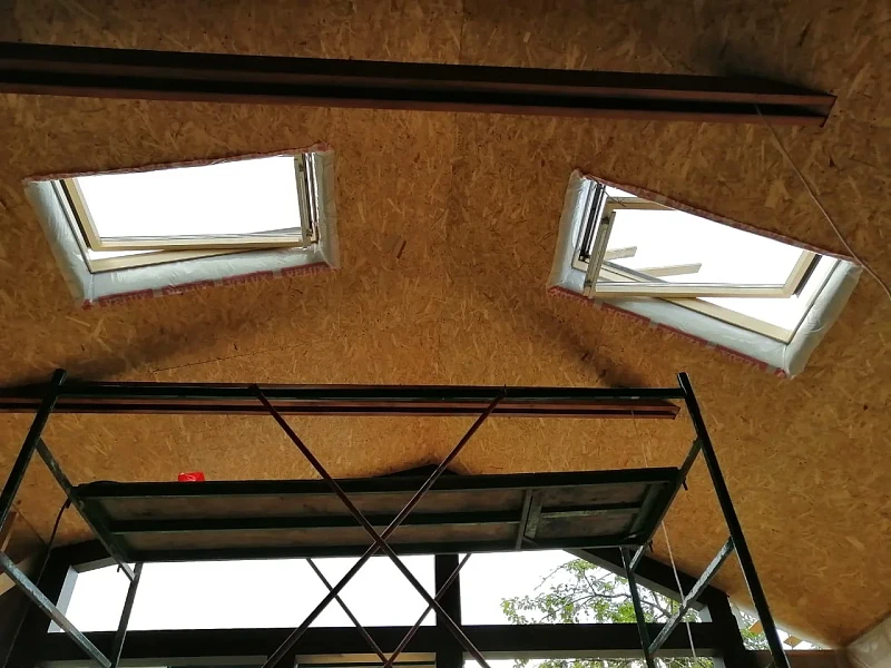 Два мансардных окна Velux GZR 3061 78x140 и 55x98, вид изнутри при монтаже