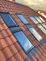 Окна Fakro FTP-V U5 78х118 с окладами EZV на черепичной кровле