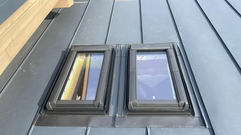 Два мансардных окна Roto в фальцевой кровле
