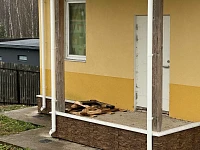 Крыльцо с двумя белыми водосточными трубами Döcke Premium ПВХ