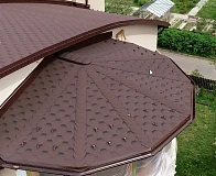 Восьмигранный купол эркера с гибкой черепицей и снегозадержателями