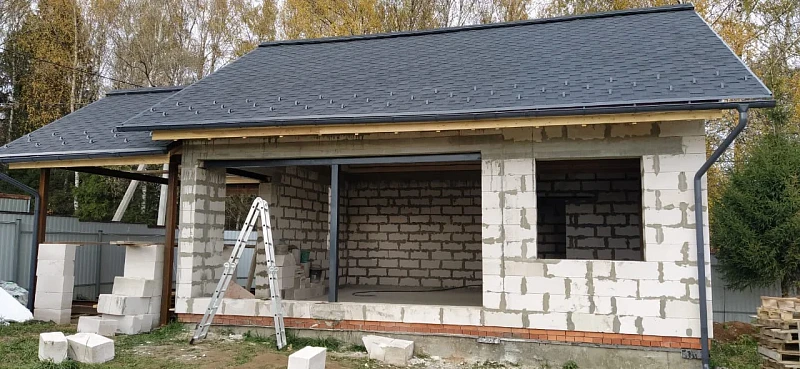 Дом с крышей из гибкой черепицы Katepal Rocky Серый и водостоком Grand Line