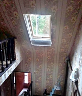 Мансардное окно Fakro FTS U2 над лестницей, открытое положение