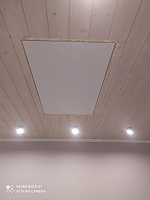 Закрытый люк чердачной лестницы Oman Alu Profi Lite в деревянном потолке