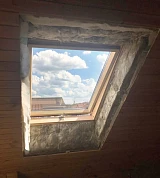Мансардное окно Fakro FTS-V U4 94x118, вид изнутри на небо