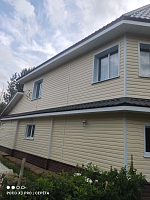 Боковой фасад двухэтажного дома с горизонтальным сайдингом