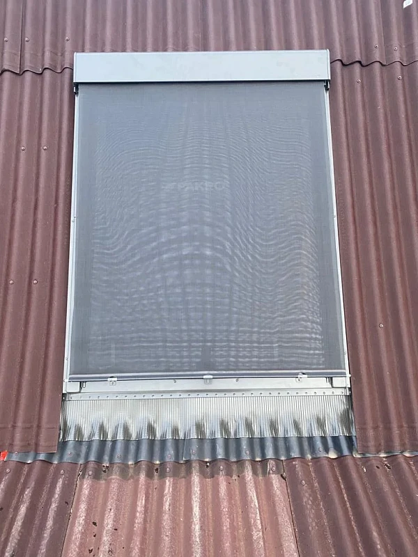 Мансардное окно Fakro с маркизой AMZ 114х140 на профилированной кровле