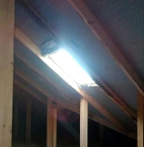 Крупный план монтажа окна Факро в кровлю с видимыми элементами крепления и разгузк