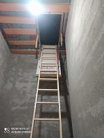 Чердачная лестница в потолочном проёме, общий вид снизу