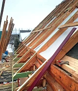 Монтаж обрешётки и ендовы на стропильной системе