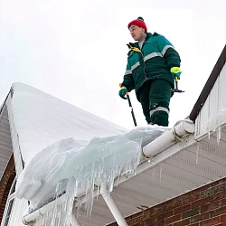 Уборка снега с кровли фото