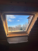 Установленное мансардное окно, вид изнутри на лес