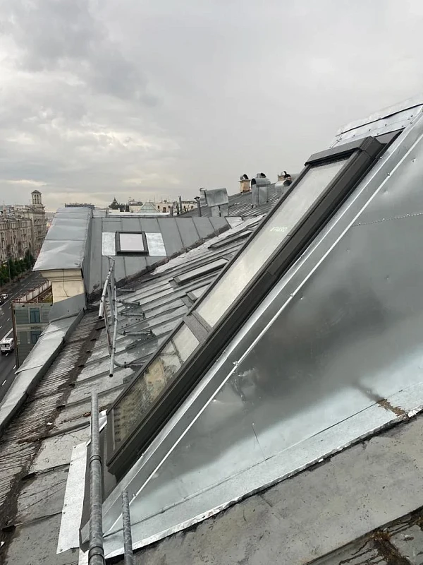 Закрепление оконной рамы в кровле