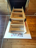 Чердачная лестница Fakro LWK 70х120 в деревянном доме, вид снизу на люк